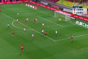 你也是吳球王？吳雷過人爆射偏出，董路：點了羊肉毛肚就停不下來