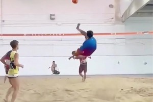 老了還是足球精靈！沙灘足球場的小羅還是寶刀未老