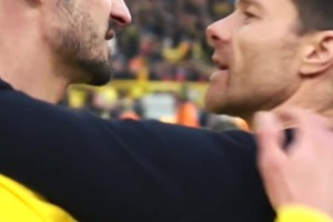 老友相見！胡梅爾斯和阿隆索賽后寒暄