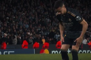 當(dāng)巴斯克斯顛著球走向罰球點(diǎn)，一下給我拉回到2016年的那個(gè)夏天